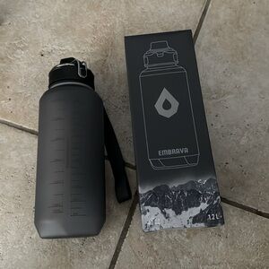 BRAND NEW EMBRAVA 40oz Water Bottle